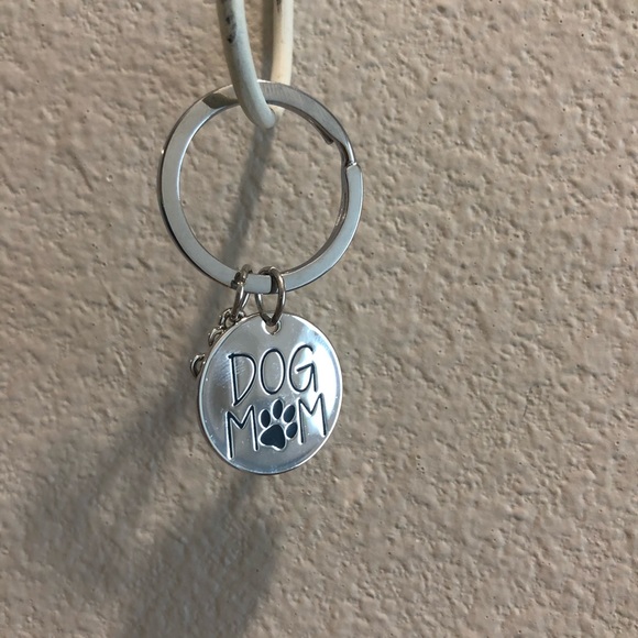 Dog Mom 🐾 Keychain - Picture 2 of 3